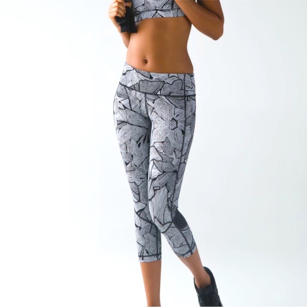 🍋 Lululemon Dottie Tribe Pace Rival 22” size 10